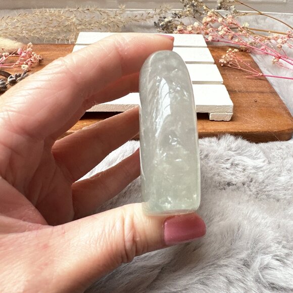 Gorgeous Fluorite Bear Carving - Picture 7 of 9